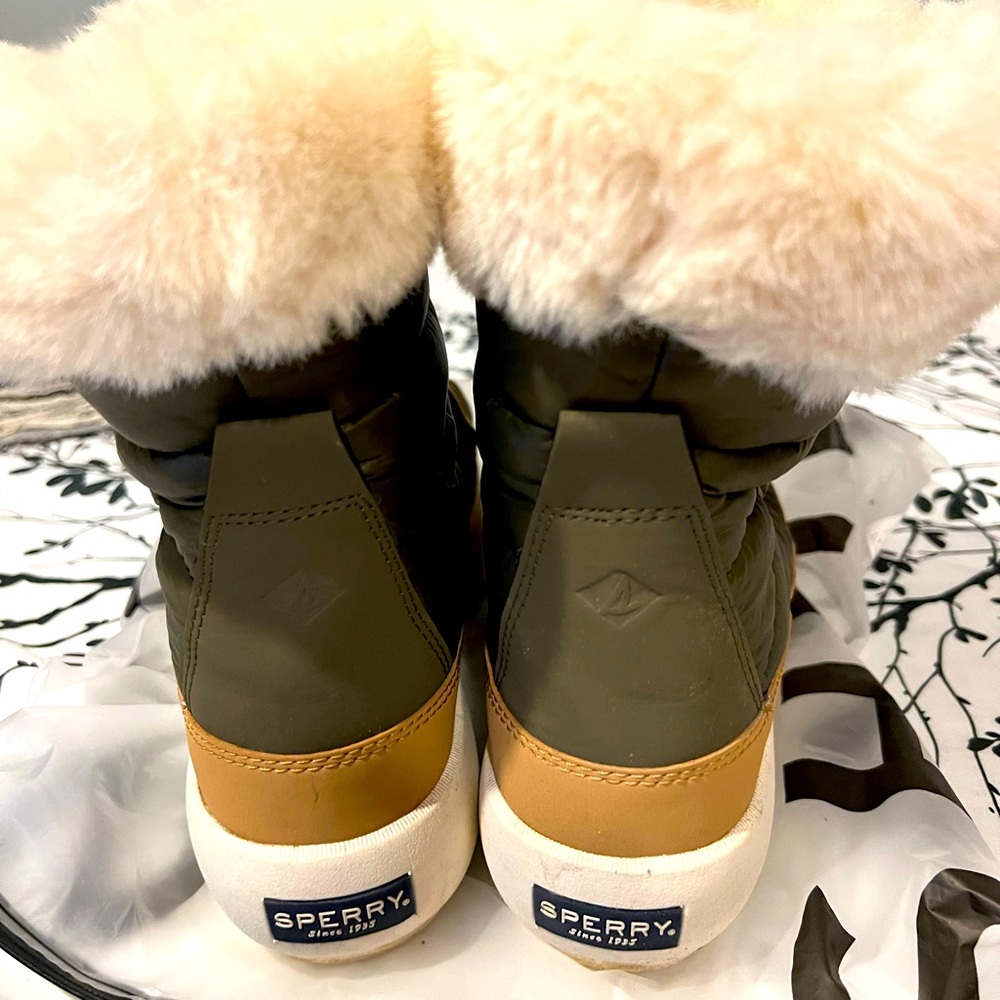 dark green winter boots;  beautiful and in perfect condition